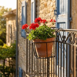 Kovový kôš na zavesenie na balkónové zábradlie – na upevnenie kvetináčov – 18 cm – čierny