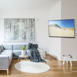 Nástenná TV konzola do rohov