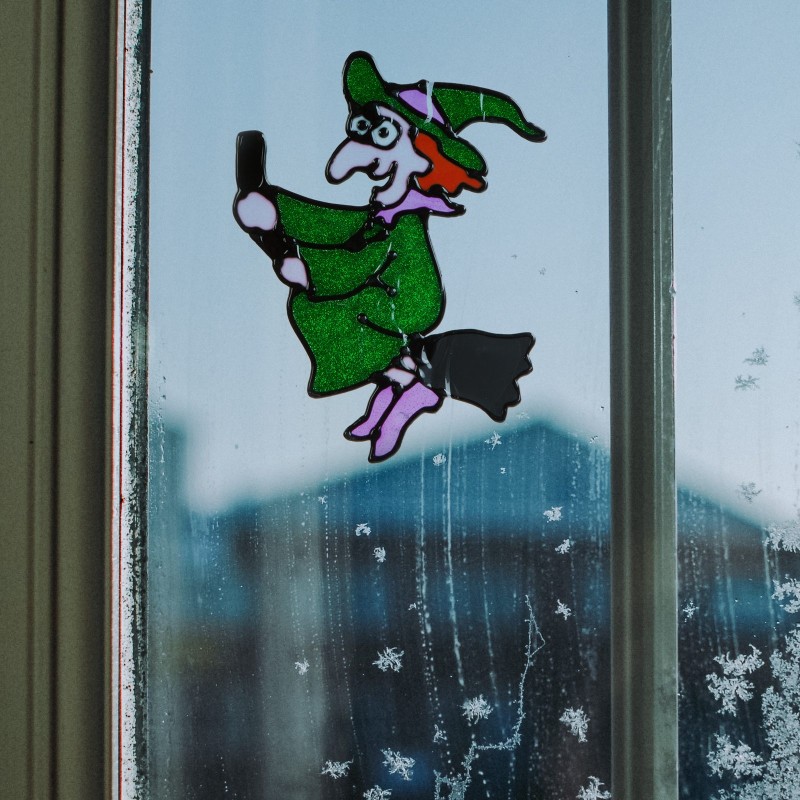 Halloweenska dekorácia na okno - farebná, trblietavá čarodejnica