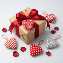 Mini textilná dekoračná poduška – srdce – s pútkom na zavesenie – 12 x 5 x 11 cm – 5 druhov