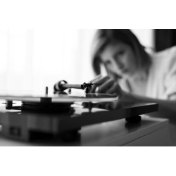 Pro-Ject T1 BT Piano OM5e gramofón